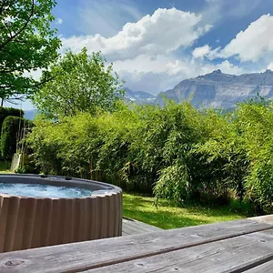https://chalet-avec-balcon-grande-terrasse-avec-spa-prive.hotels-rhonealpes.com