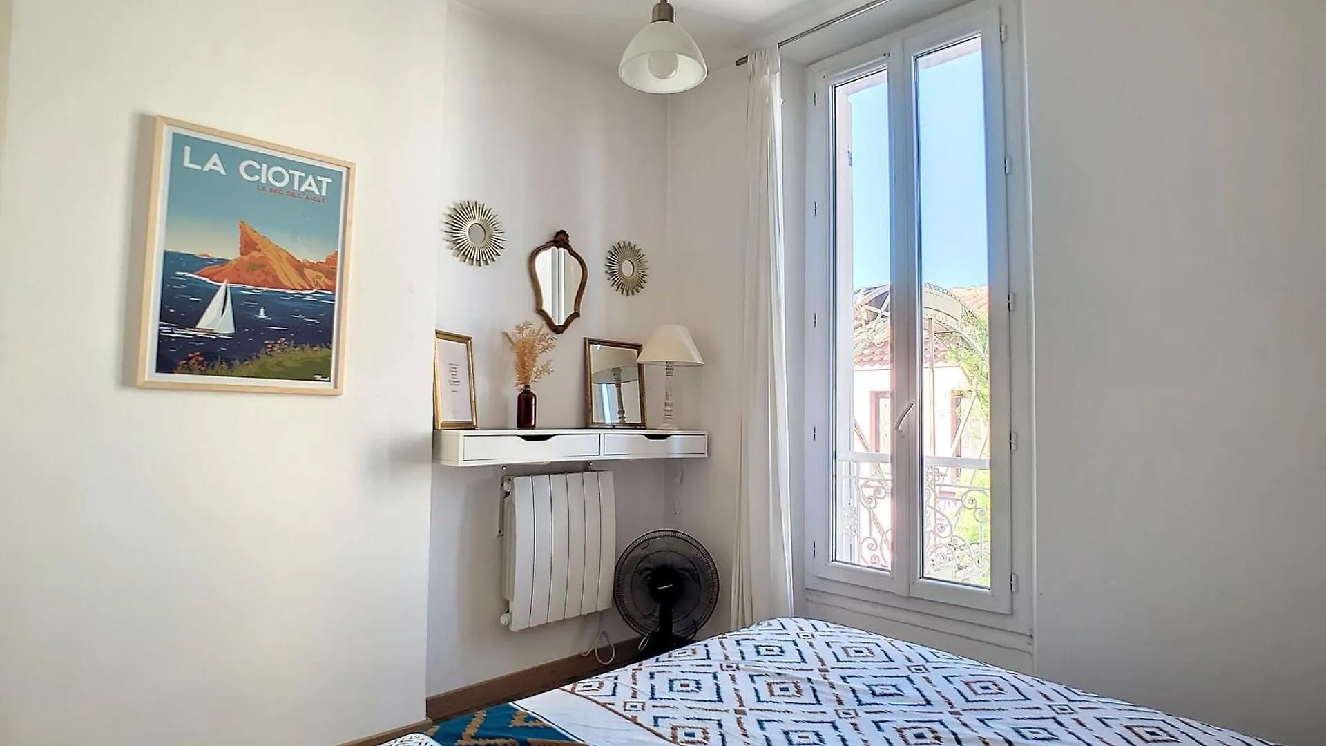 Casa Blue Sur Une Jolie Place Proche Du Vieux Port By Laconciergerie13 La Ciotat 0*,  Francie